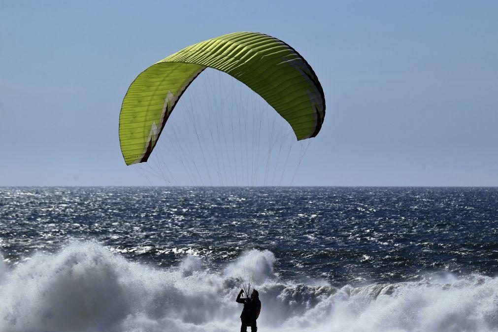 Praticante de parapente desaparece no mar em Gaia