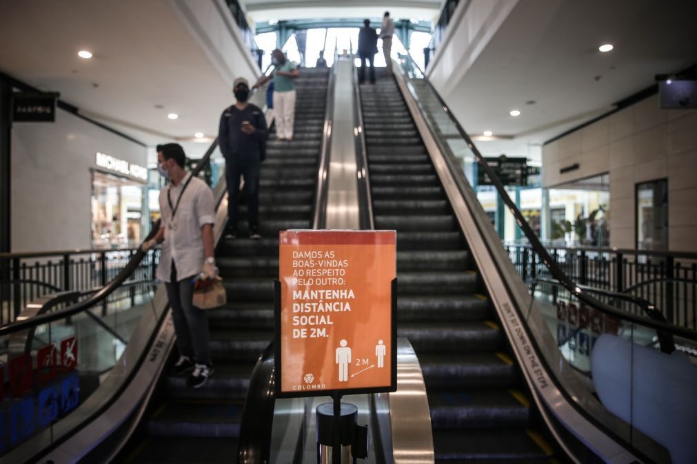 Covid-19: Distanciamento de dois metros não é suficiente, diz estudo