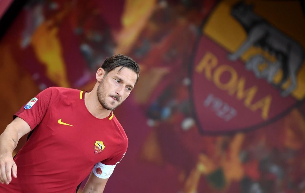 Mitica camisola '10' de Francesco Totti na Roma lançada para o espaço