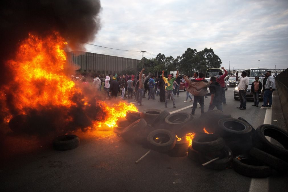 Protestos contra o Presidente do Brasil bloqueiam três autoestradas de São Paulo