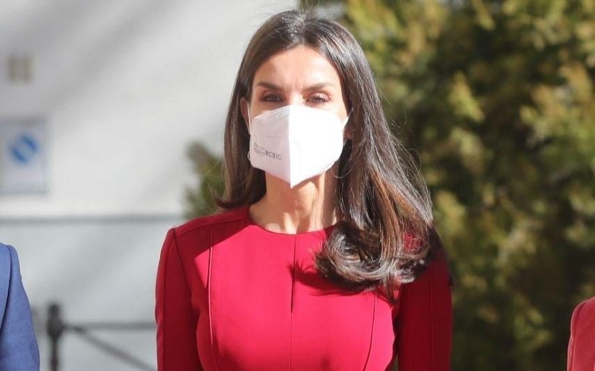 Letizia esbanja elegância de vermelho: 