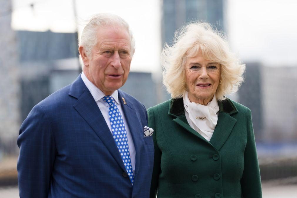 Príncipe Carlos honrado com desejo de Isabel II de tornar Camilla rainha consorte