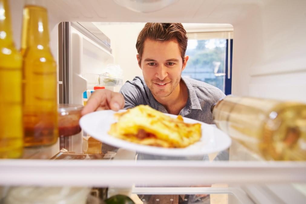 Estudante tem pernas amputadas depois de comer restos que o colega de quarto deixou no frigorífico