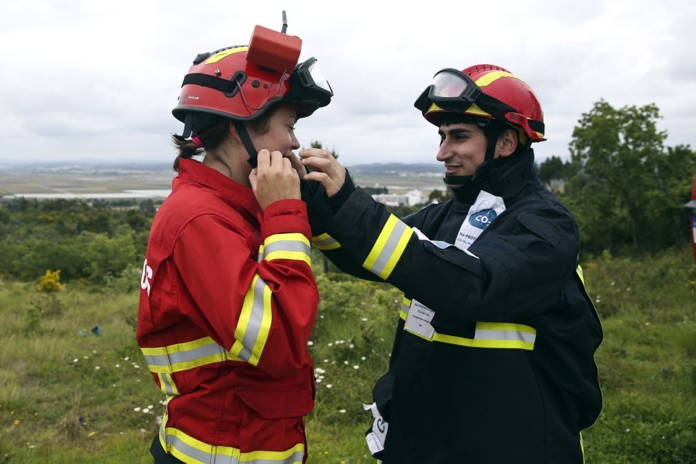 Bombeiros recebem equipamentos de proteção para combate a incêndios florestais