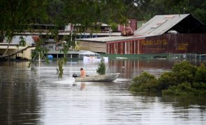 Autoridades ordenam retirada de 200 mil pessoas na Austrália devido à chuva