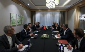 Ucrânia: Começou a reunião entre ministros russo e ucraniano na Turquia