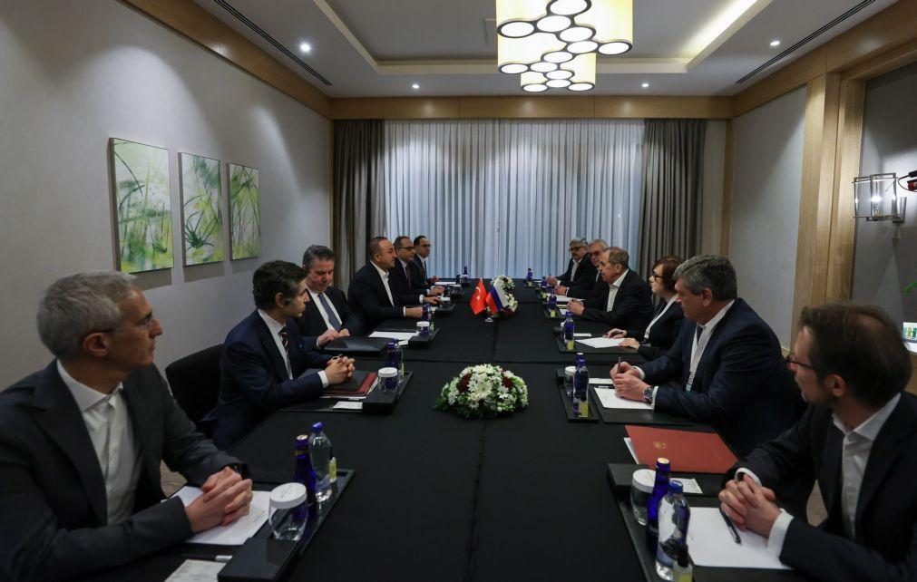 Ucrânia: Começou a reunião entre ministros russo e ucraniano na Turquia