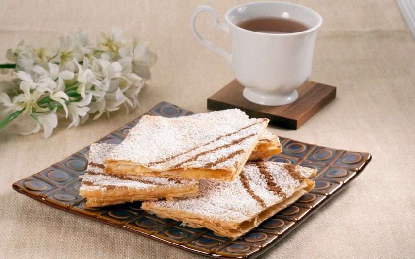 Folhados finos com creme de ovos e canela Delícias crocantes