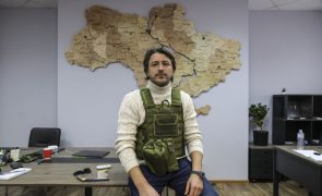 Ucrânia: Estrela de TV sai das câmaras e angaria milhões para forças ucranianas