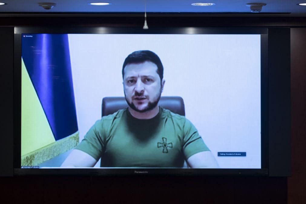 Zelensky pede à União Europeia o fim do comércio com a Rússia