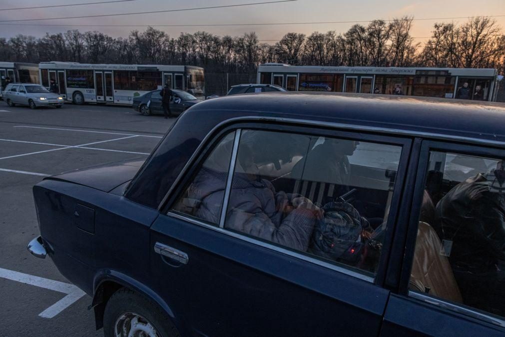 Ucrânia: Corredores de Mariupol e em Lugansk reabrem para retirar cidadãos