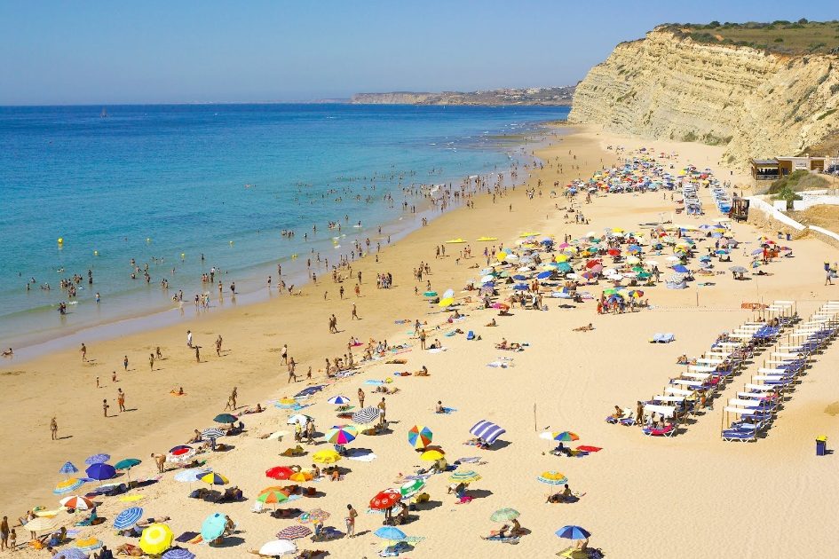 Granada explode em praia algarvia