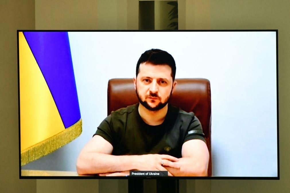 Ucrânia: Volodymyr Zelensky pede à UE que intensifique sanções à Rússia