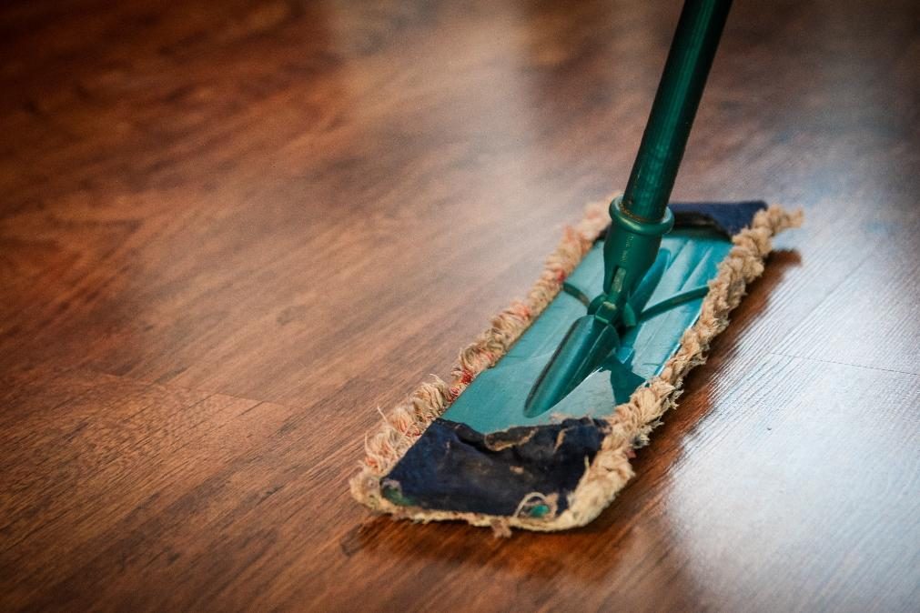 Oito truques para ficar com a casa arrumada e limpa em apenas 30 minutos