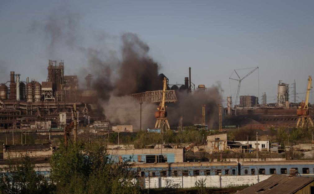 Forças russas atacam novamente complexo siderúrgico de Azovstal com artilharia, aviões e tanques