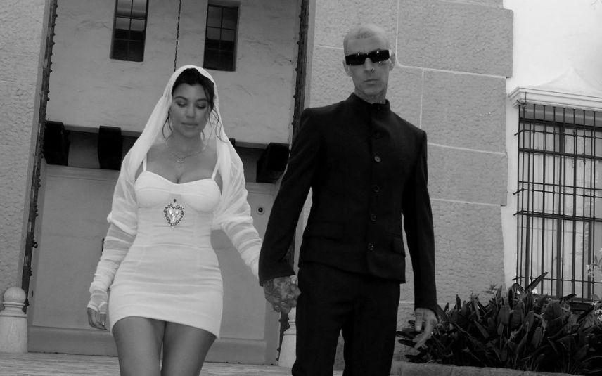 Kourtney Kardashian e Travis Barker são oficialmente casados [veja as fotos]