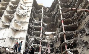 Derrocada de edifício no Irão fez pelo menos 18 mortos