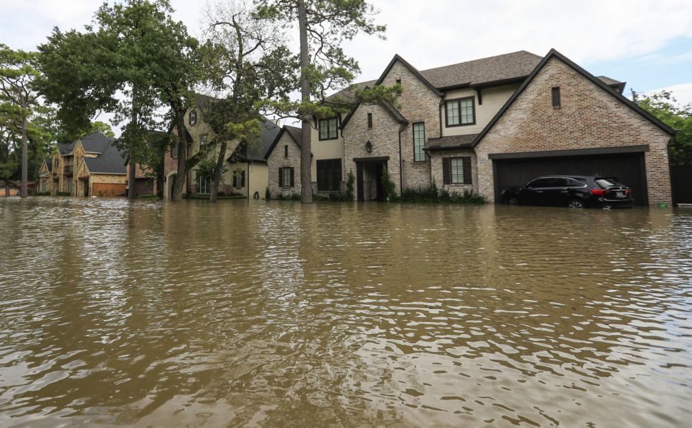 Harvey converte-se em depressão tropical, mas alerta de cheias mantém-se nos EUA