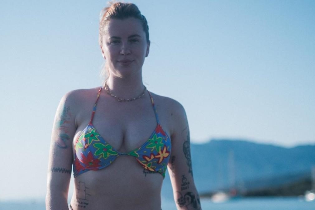 Ireland Baldwin e a foto em nu integral que leva fãs à loucura