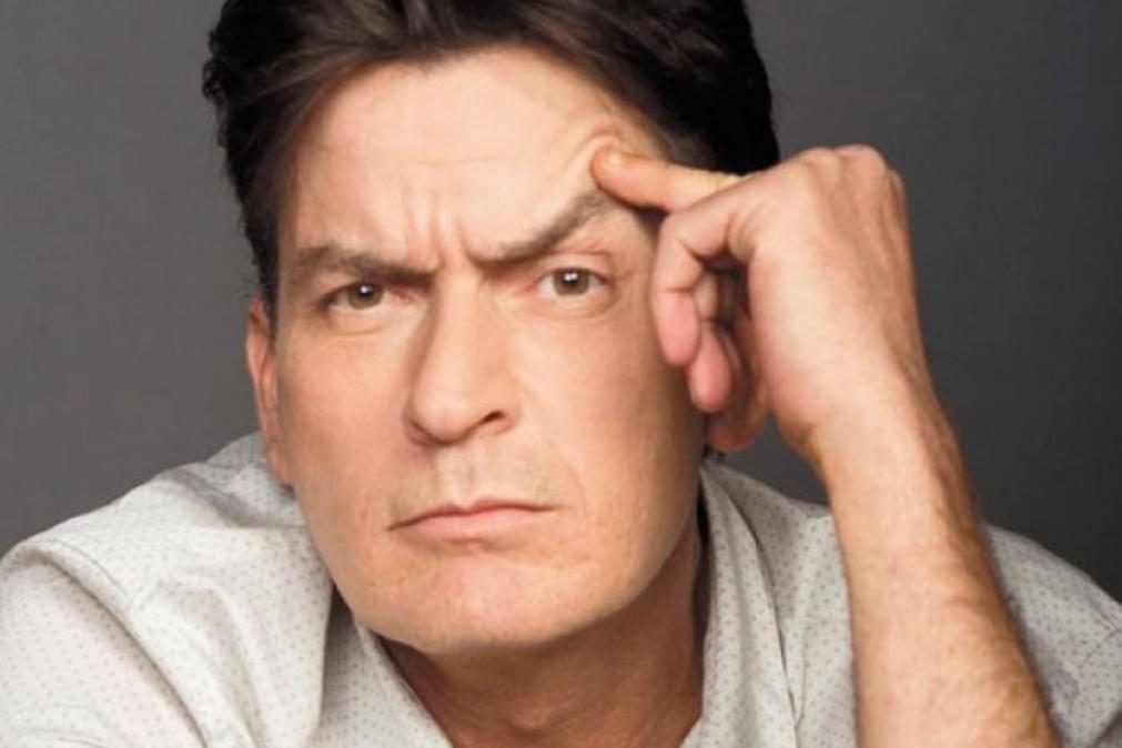 Charlie Sheen apoia decisão da filha de 18 anos vender conteúdos para adultos